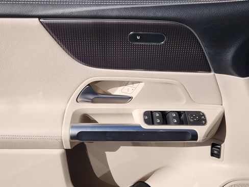 Certified 2022 Mercedes-Benz GLB 250 4MATIC image 24