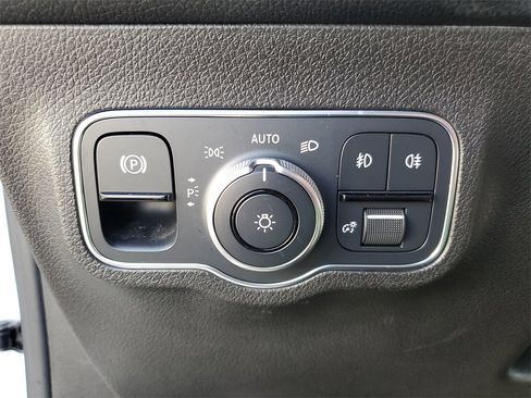 Used 2021 Mercedes-Benz GLB 250 4MATIC image 23