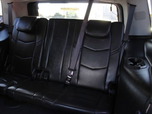 Used 2016 Cadillac Escalade Luxury AWD/4WD image 16