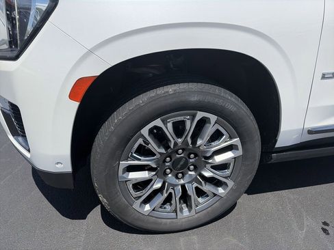 Used 2023 GMC Yukon XL Denali Ultimate AWD/4WD image 16