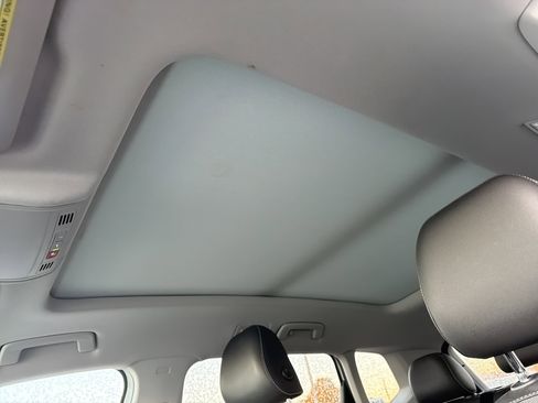 Used 2024 Volkswagen Taos SE image 33