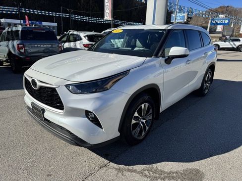 Used 2022 Toyota Highlander XLE image 4
