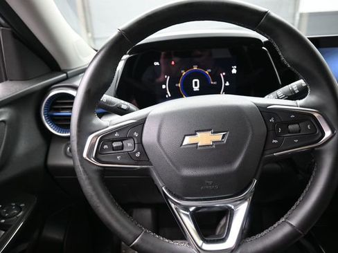 Used 2024 Chevrolet Trax LT w/ LT Convenience Package FWD image 8