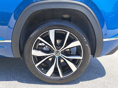 Certified 2025 Volkswagen Atlas Cross Sport SEL Premium R-Line AWD/4WD image 30