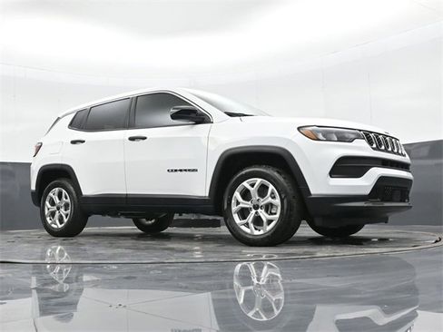 Used 2025 Jeep Compass Sport image 40