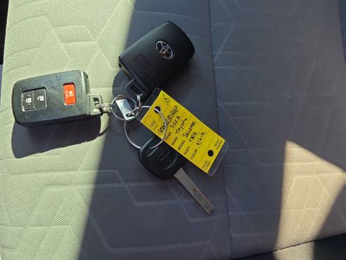 Used 2023 Toyota Tacoma TRD Off-Road image 29