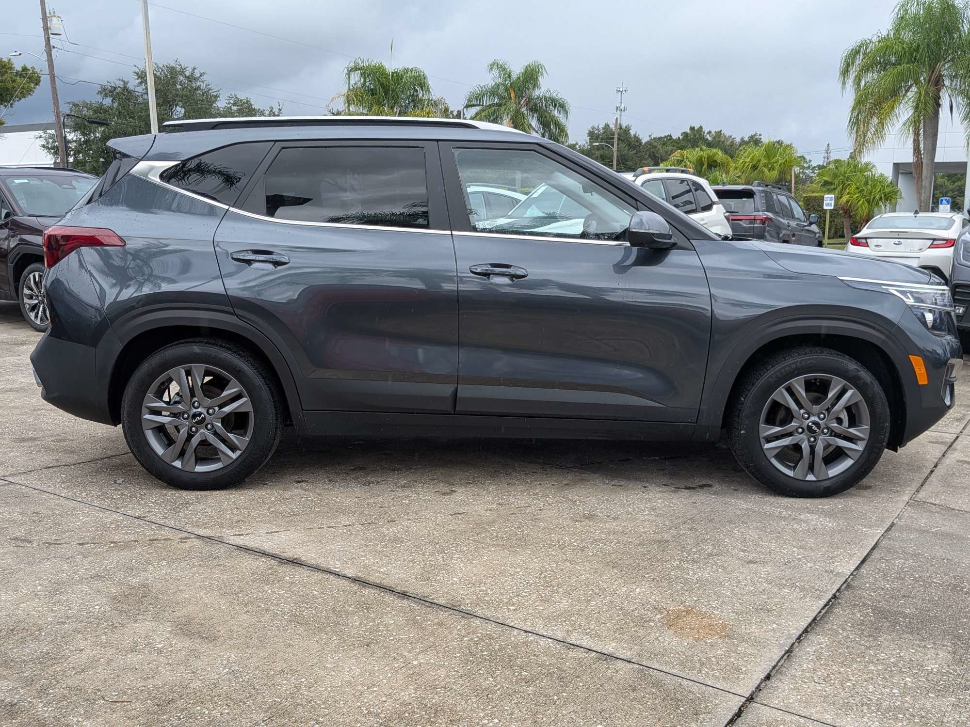 Used 2023 Kia Seltos S w/ Navigation Package FWD image 3