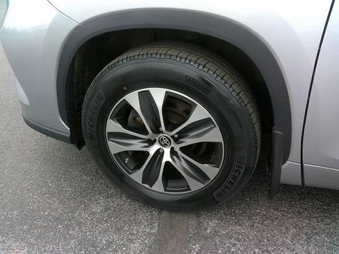 Used 2023 Toyota Highlander XLE image 9