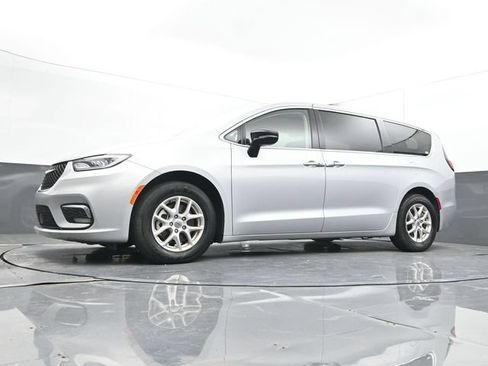 Used 2024 Chrysler Pacifica Touring-L FWD image 49