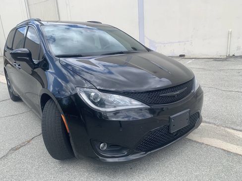 Used 2019 Chrysler Pacifica Touring-L FWD image 5