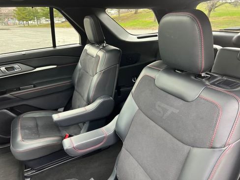 Used 2025 Ford Explorer ST image 24