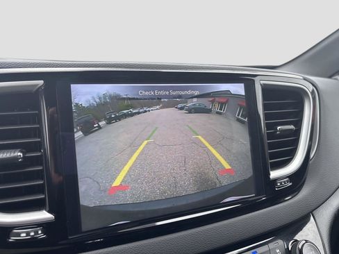 Used 2025 Chrysler Pacifica Select FWD image 38