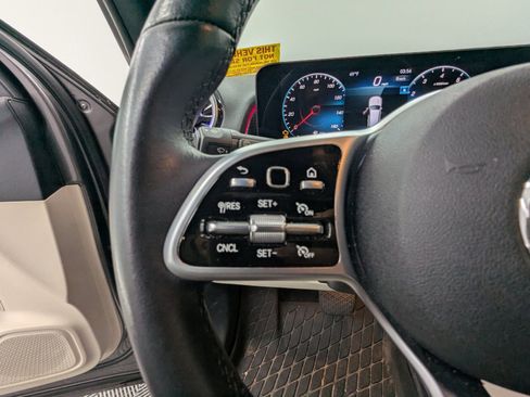 Used 2022 Mercedes-Benz GLB 250 4MATIC image 11