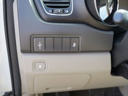 Used 2018 Kia Sedona L image 17