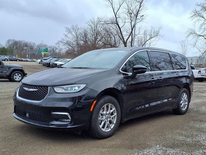 Used 2025 Chrysler Pacifica Select