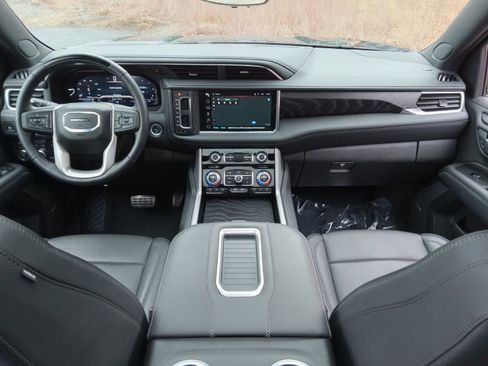 Used 2024 GMC Yukon Denali w/ Denali Reserve Package image 16