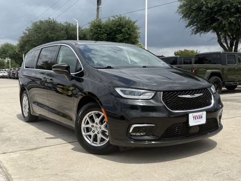 Used 2023 Chrysler Pacifica Touring-L FWD image 2
