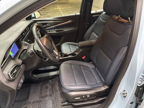 Used 2023 Chevrolet Bolt EUV LT w/ Convenience Package image 11