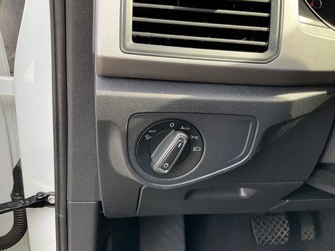 Used 2020 Volkswagen Atlas Cross Sport SE w/ Towing Package image 9