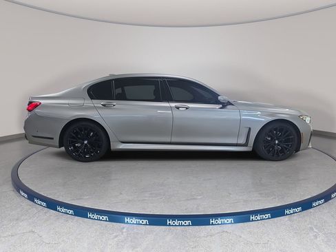 Used 2022 BMW 740i w/ M Sport Package image 6