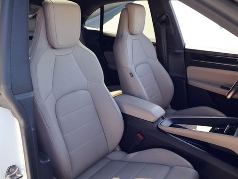 Certified 2025 Porsche Macan Electric RWD image 24