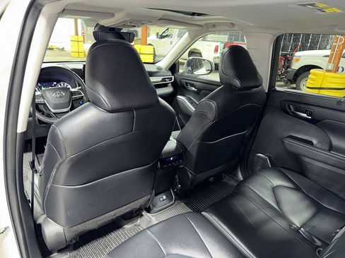Used 2022 Toyota Highlander XLE AWD/4WD image 29
