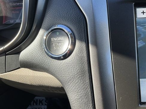 Used 2017 Ford Fusion SE w/ Fusion SE Technology Package image 22