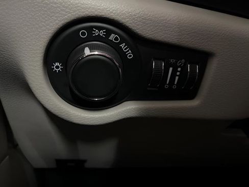 Used 2021 Chrysler Voyager Lxi image 25