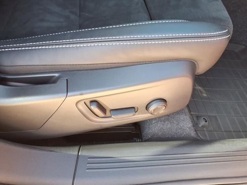 Used 2021 Volvo XC40 T5 R-Design w/ Advanced Package image 12