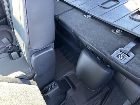 Used 2025 Honda Pilot Black Edition image 35