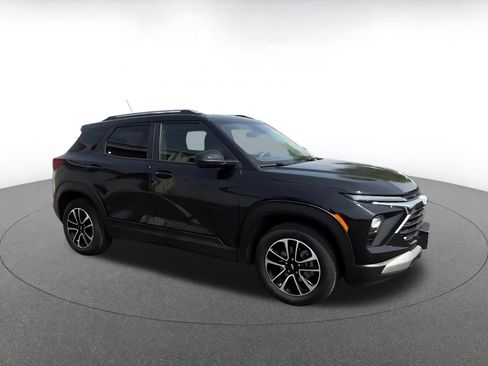 Used 2025 Chevrolet TrailBlazer LT image 2