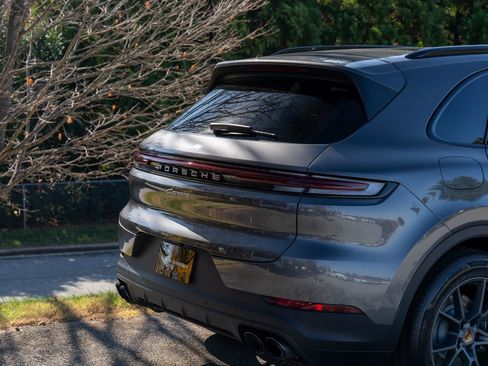 Certified 2025 Porsche Cayenne image 13