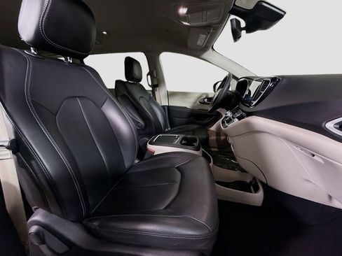 Used 2024 Chrysler Pacifica Touring-L FWD image 29