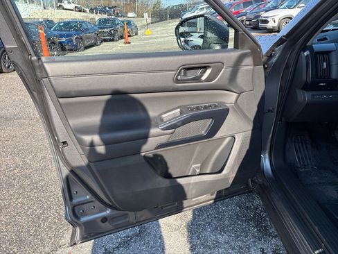 Used 2025 Nissan Pathfinder SV image 18