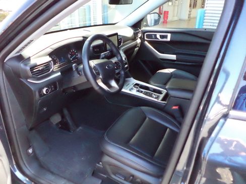 Used 2022 Ford Explorer XLT w/ Equipment Group 202A image 2