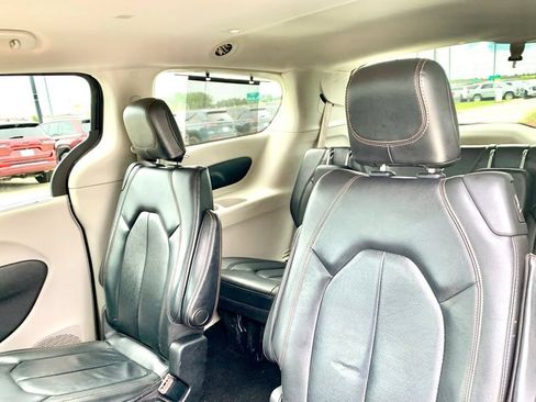 Used 2020 Chrysler Pacifica Touring-L FWD image 13
