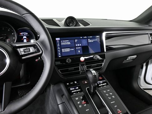 Certified 2025 Porsche Macan AWD image 12