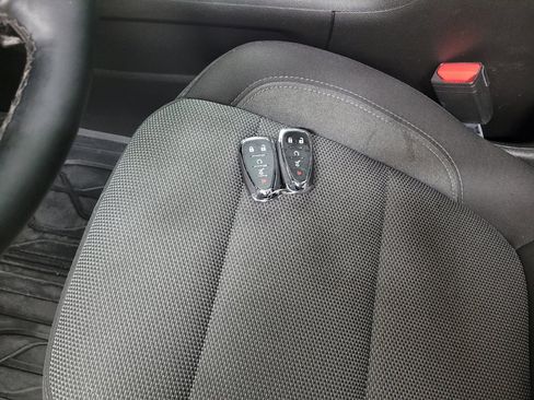 Used 2023 Chevrolet Traverse LT image 32