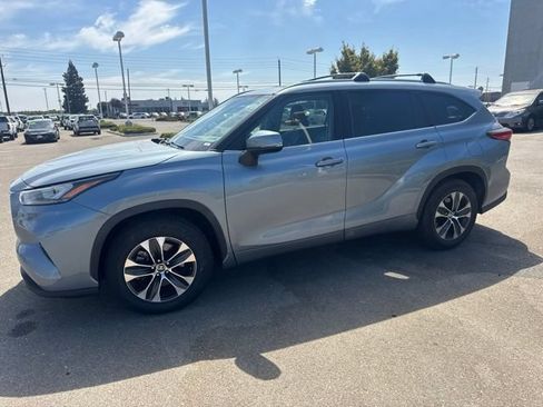 Used 2020 Toyota Highlander XLE FWD image 1