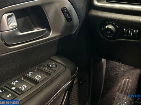Used 2023 Chrysler Pacifica Limited w/ Uconnect Theater Family Group FWD image 36