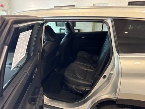 Used 2020 Toyota Highlander XLE FWD image 19
