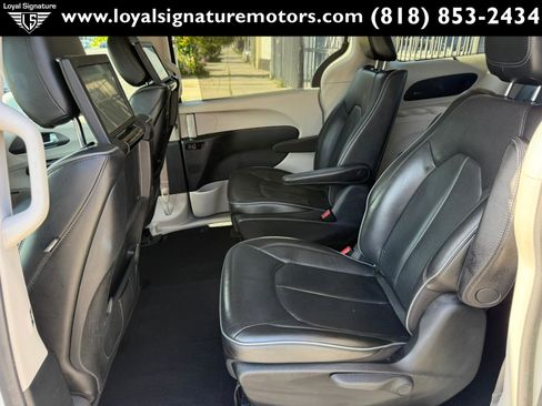 Used 2018 Chrysler Pacifica Limited w/ Advanced Safetytec Group FWD image 19