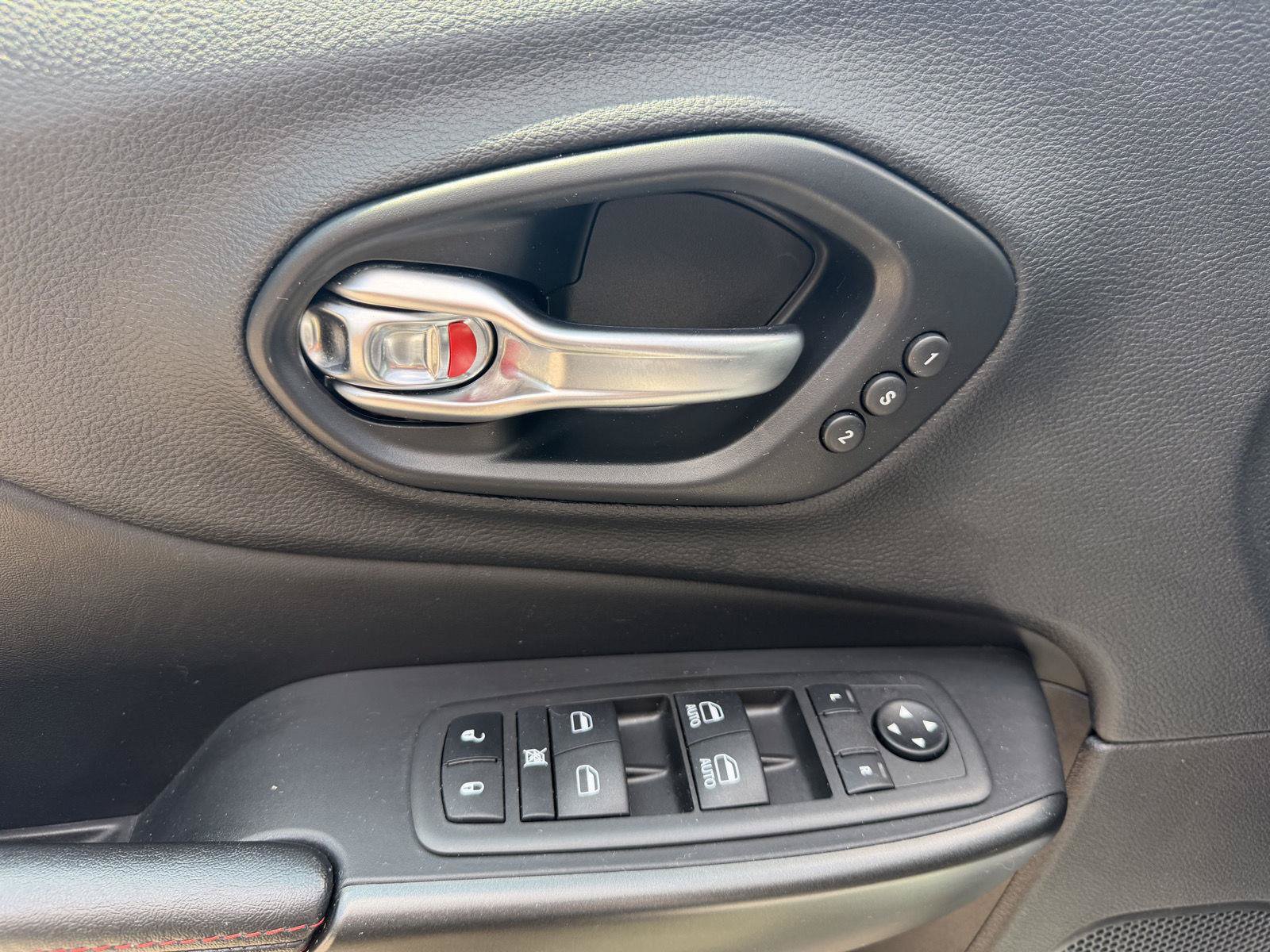 Used 2022 Jeep Cherokee Trailhawk w/ Sun, Sound & Nav Group AWD/4WD image 11