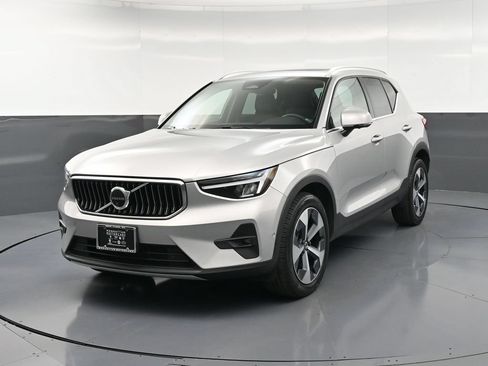 Used 2023 Volvo XC40 B5 Plus w/ Driver Assist Package AWD/4WD image 1