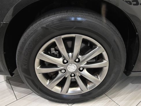 Used 2016 Chrysler Town & Country S image 8