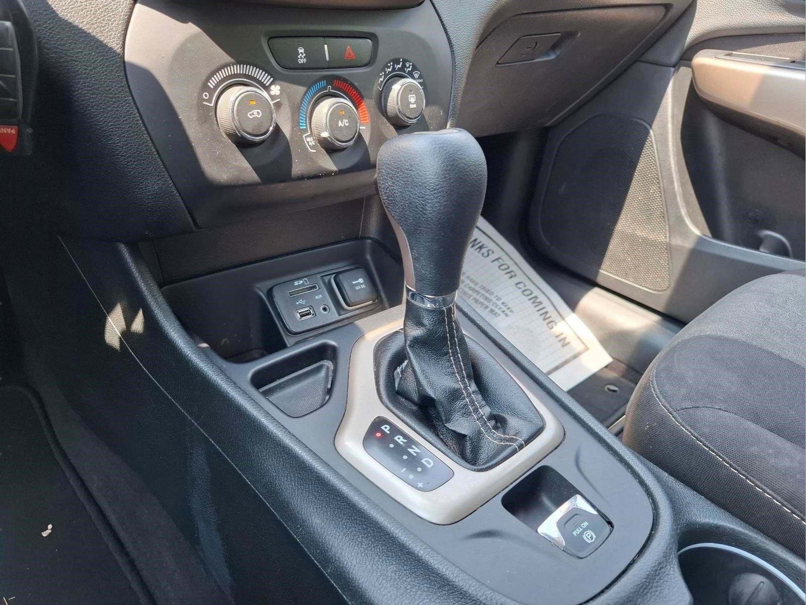 Used 2018 Jeep Cherokee Latitude w/ Altitude Package FWD image 22