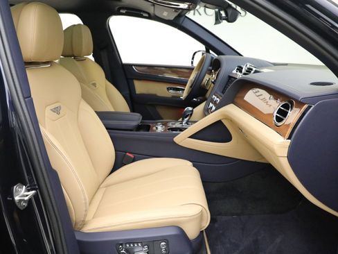 Certified 2024 Bentley Bentayga Extended Wheelbase image 32