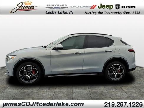 Used 2023 Alfa Romeo Stelvio Ti image 2