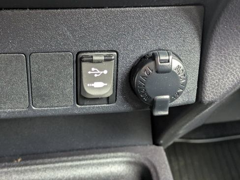 Used 2018 Toyota RAV4 XLE AWD/4WD image 21