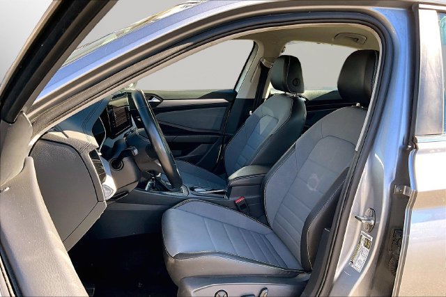 Used 2025 Volkswagen Jetta SE FWD image 21